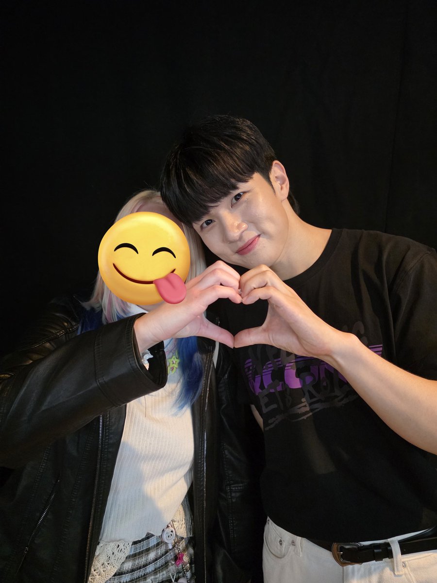 they said no physical contact with the artist but this guy didnt listen cuz why is his head on mine?!? he must be a really big fan .