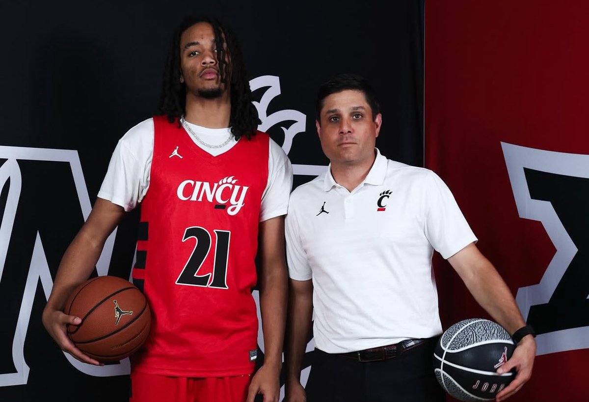 DSTRKT Digital (@dstrktdigital) on Twitter photo 4 ⭐️ G/W Kayden Allen has committed to Cincinnati, giving Wes Miller a key addition to his 2026 class
We take an in-depth look at Allen’s skill set and how he projects within the Bearcats’ system.
Full article 👇
dstrktdigital.com/varsity-vault/… 4 ⭐️ G/W Kayden Allen has committed to Cincinnati, giving Wes Miller a key addition to his 2026 class
We take an in-depth look at Allen’s skill set and how he projects within the Bearcats’ system.
Full article 👇
dstrktdigital.com/varsity-vault/…