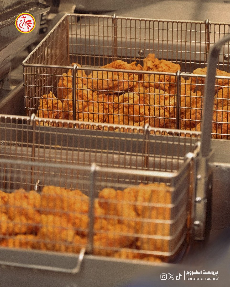 Broastalfarooj's tweet photo. من قلب المطبخ إلى طبقك🍗🔥
في بروست الفروج نحرص إن كل قطعة دجاج تكون متبّلة بعناية، تُقلى طازجة حتى توصل لك مقرمشة ولذيذة مثل ما تحب ✨

From fryer to flavor🔥
Freshly marinated, cooked to perfection — Broast Al Farooj brings the crunch you crave https://t.co/Z80RueMYAy