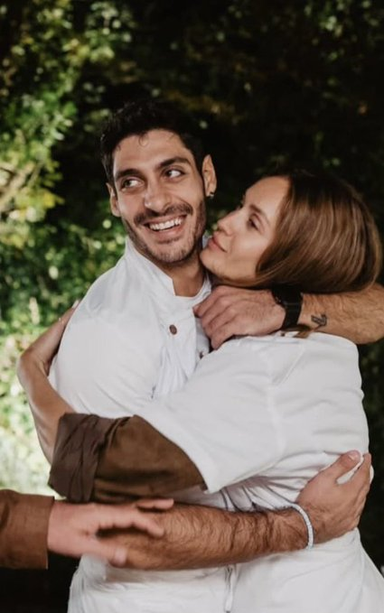 PaulVialli's tweet photo. BUON VENERDI' 🌈🍀 ALLE MIE BIMBE 😘❤️🌹 #HELENERS, #HELEVIER & #PRESTINEZ E A TUTTI GLI AMICI 🤟
COME HANNO FATTO IN MOLTI SIA IERI SERA CHE STAMATTINA, POSTO ANCH'IO QUESTE 2 BELLISSIME FOTO CHE SECONDO ME 🤔 RAFFIGURANO AL MEGLIO L'AFORISMA "VIVI, RIDI, AMA" E DIFATTI #HELENA 🐯 E #JAVIER 🐻 A DISPETTO DELL'INVIDIA CHE PROVANO I SOLITI ROSICONI E LE DISAGIATE IN GENERALE 🤣  SI VIVONO BEATAMENTE LA LORO VITA 😉 SI DIVERTONO TANTISSIMO INSIEME E SOPRATTUTTO SI AMANO 💖 PROFONDAMENTE ❣️