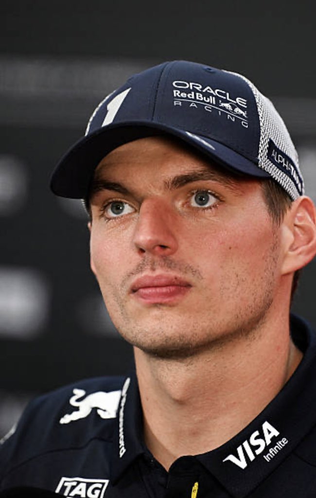 elmejordelresto's tweet photo. Max: "Fuimos muy rápidos el otro día [En Nurburgring] y si me ponían otros 40 GT3 en la grilla no me hubiese importado, háganlo! Realmente fuimos para ganar experiencia, no me interesaba mucho la competencia. Al final del día no necesito que nadie me lleve hasta el límite más que yo mismo"

#F1 #SingaporeGP 🇸🇬