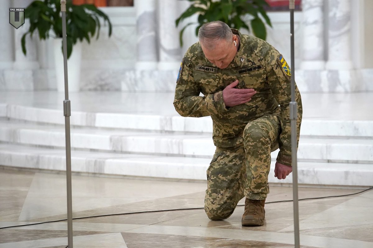 A sincere confession of a general who bears responsibility every day for the lives of his fighters!
The Commander of the Territorial Defense Forces Plakhuta, knelt before the families of fallen soldiers and offered his apologies, admitting he could not save their lives… Honor🫡