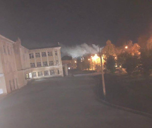 kardinal691's tweet image. From t.me/pravdaGerashch…

#Russian_Telegram channels report an attack on the #Azot branch of #Uralkhem chemical company in the #Perm region of #Russia.

It produces ingredients used in explosives, among other things.

The plant is located about 1,700 km from #Ukraine.