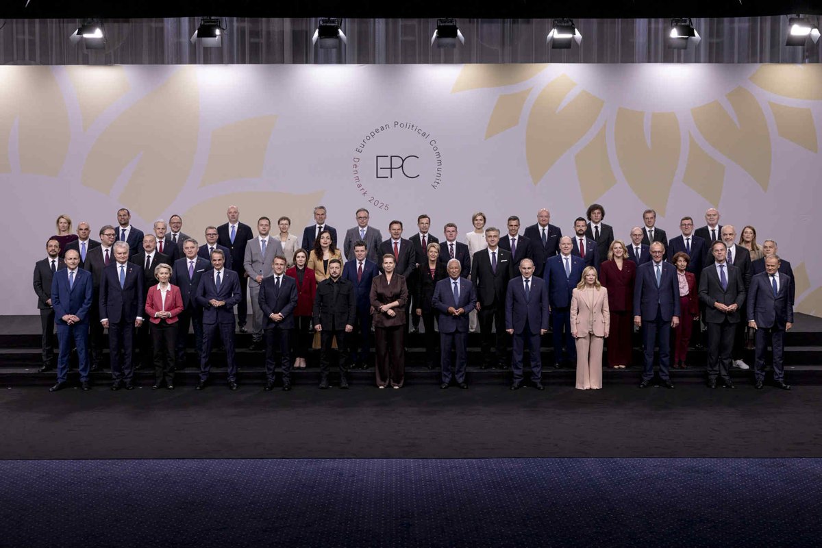 LupitaJuarezH's tweet image. 🌍Líderes de 47 países europeos señalaron este jueves a Moscú como enemigo común y cerraron filas con Ucrania en la cumbre de la Comunidad Política Europea #EPC,en la que afirmaron que cada recurso económico destinado para Ucrania es una inversión directa en seguridad para Europa