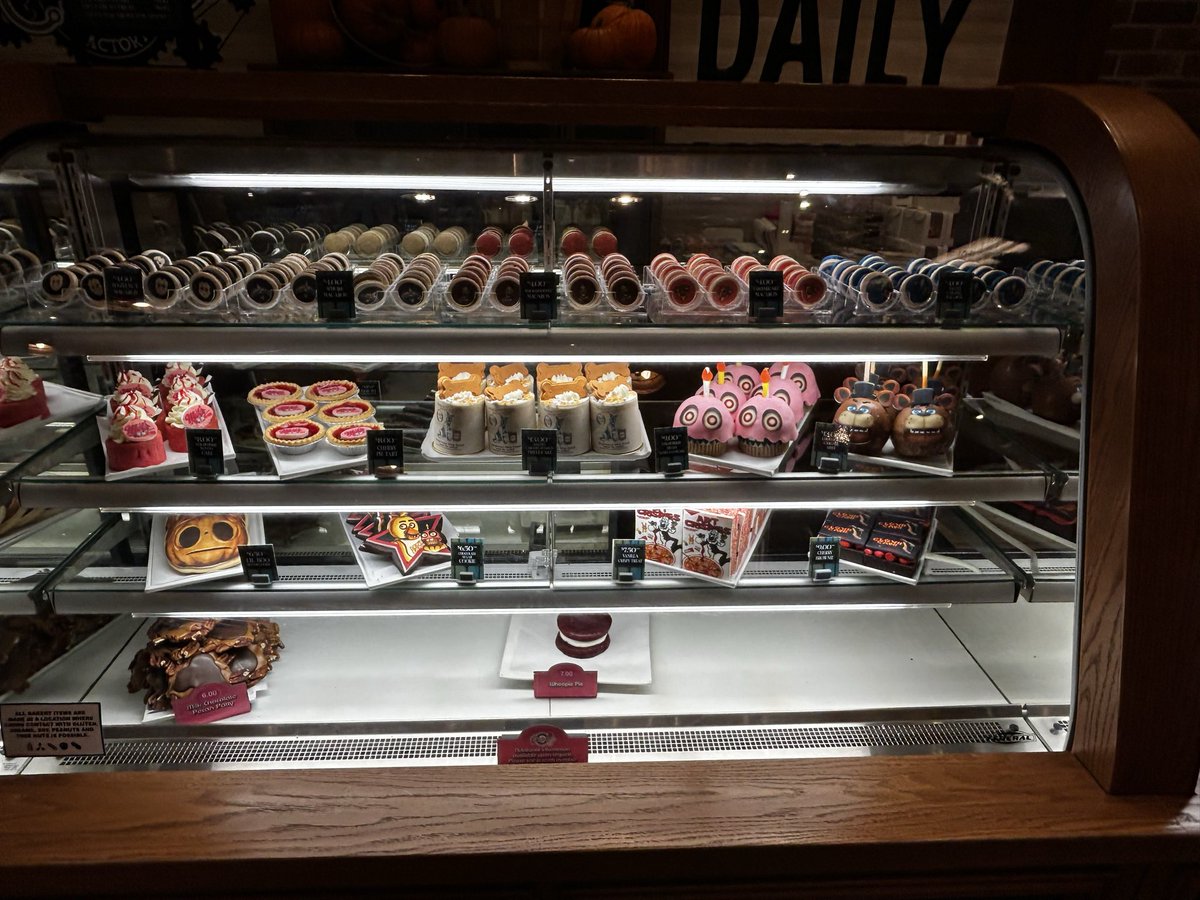 giuli_isabel_'s tweet photo. I wanted to share a pic of these yummy looking delicious treats from Halloween Horror Nights at Universal Orlando this year! My favorite holiday is Halloween and my favorite scary movie character is Art the Clown! Who is your favorite scary movie character?👻🎃 #SJRclass https://t.co/itvQxoHqFo