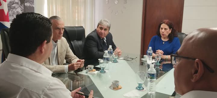 RP_OndaAlegria's tweet photo. ✅ En el encuentro, la presidenta de ATEI resaltó la importancia de la integración de Cuba a su Asociación y agradeció la organización del evento como espacio de aprendizaje y reflexión sobre el papel de la #radio y la tv públicas en pos de la cultura e identidad. https://t.co/GndoKrzUHC