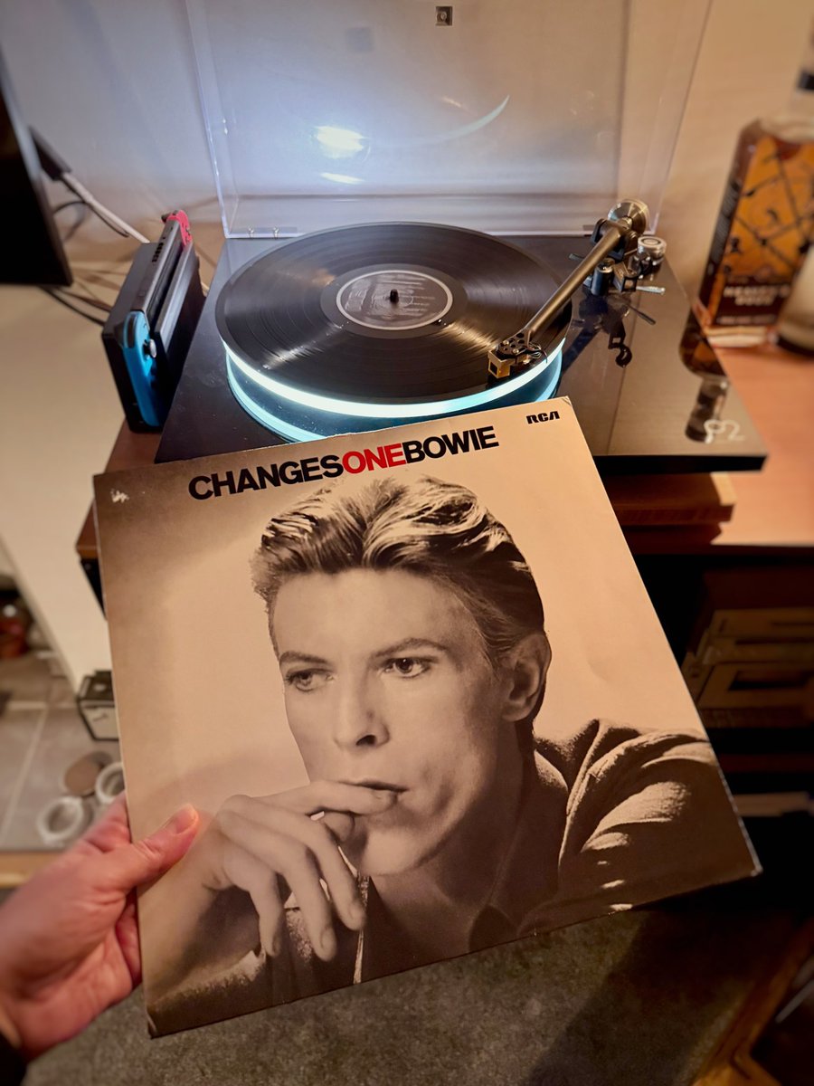 thevinylunion's tweet image. Discogs random continues at Vinyl Union towers with @ash2whiskey choice ⚡️❤️🎶
.
#vinyl #bowie #changesone