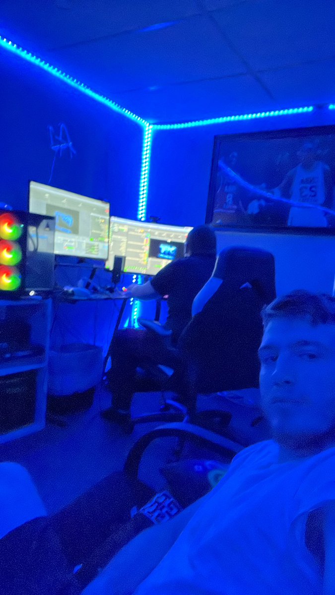 _godzillas_'s tweet image. Going live with my homie! Check his stream out!