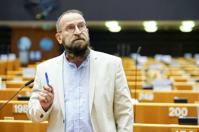 KasiaMaciejka's tweet photo. "Konserwatysta to człowiek, który chce, żeby inni żyli tak, jak on udaje, że żyje" (z FB) znacie takie przykłady? https://t.co/hNHe8Cyebw