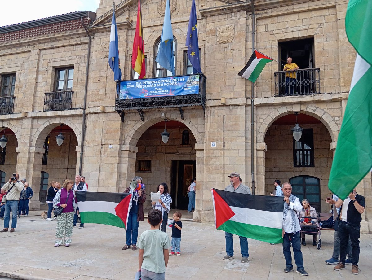 rodriguezamorin's tweet photo. La concentración de #Avilés y salimos en manifestación por el centro de la villa.
#GlobalSumudFlotilla #FreePalestine
#BreaktheSiege #SailToGaza #UrgentAlert
#Asturies 
@LQSomos https://t.co/1rFgAvkSbG