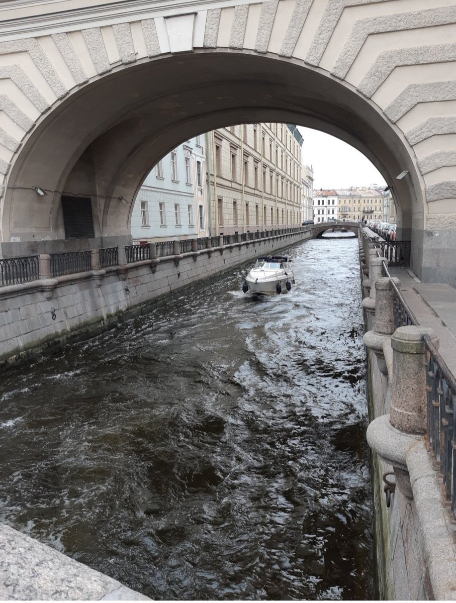 Старое моё фото, но я очень люблю его! 50 оттенков серого. И да, фото цветное!🥰 Осень, однако!🌛💐🍁