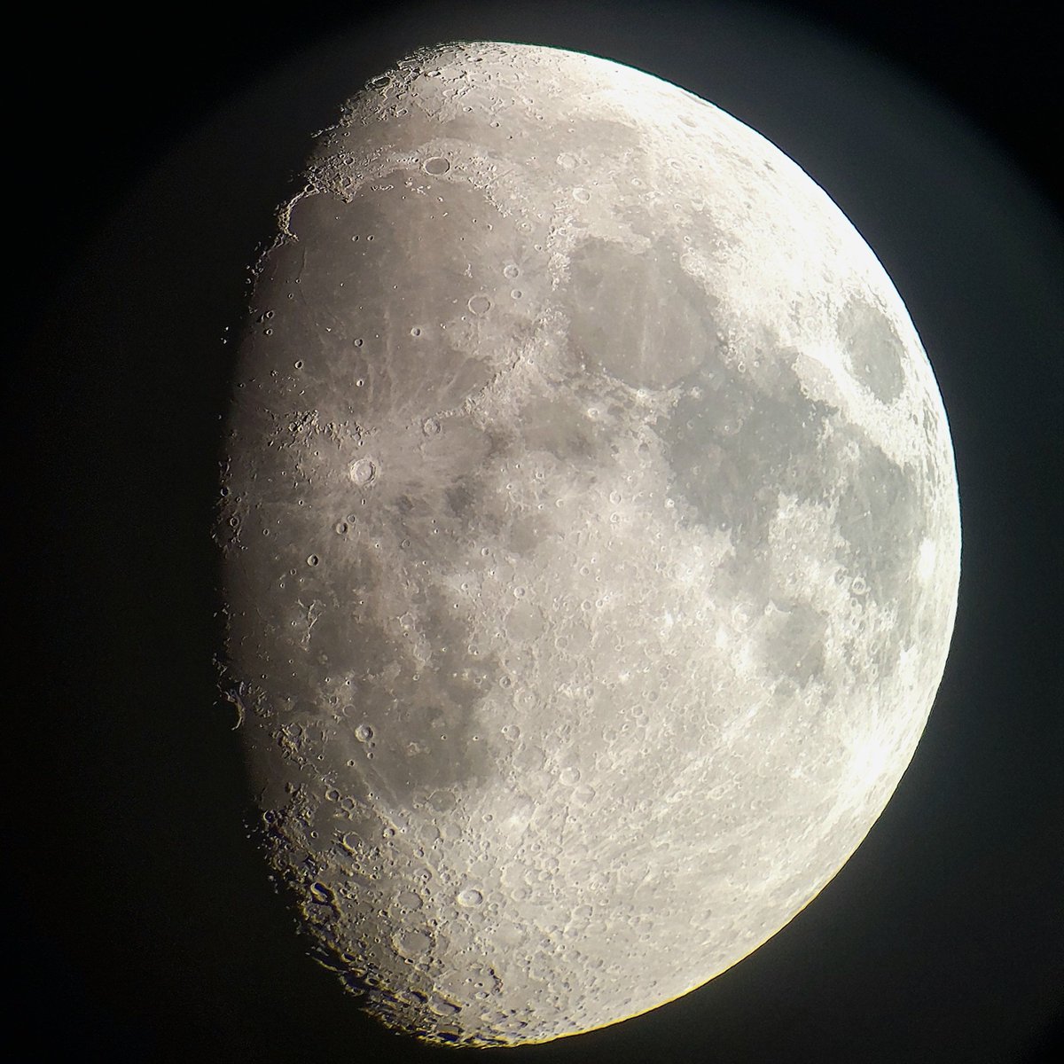 La #Luna iluminada al 77%. 🌔🔭💫
