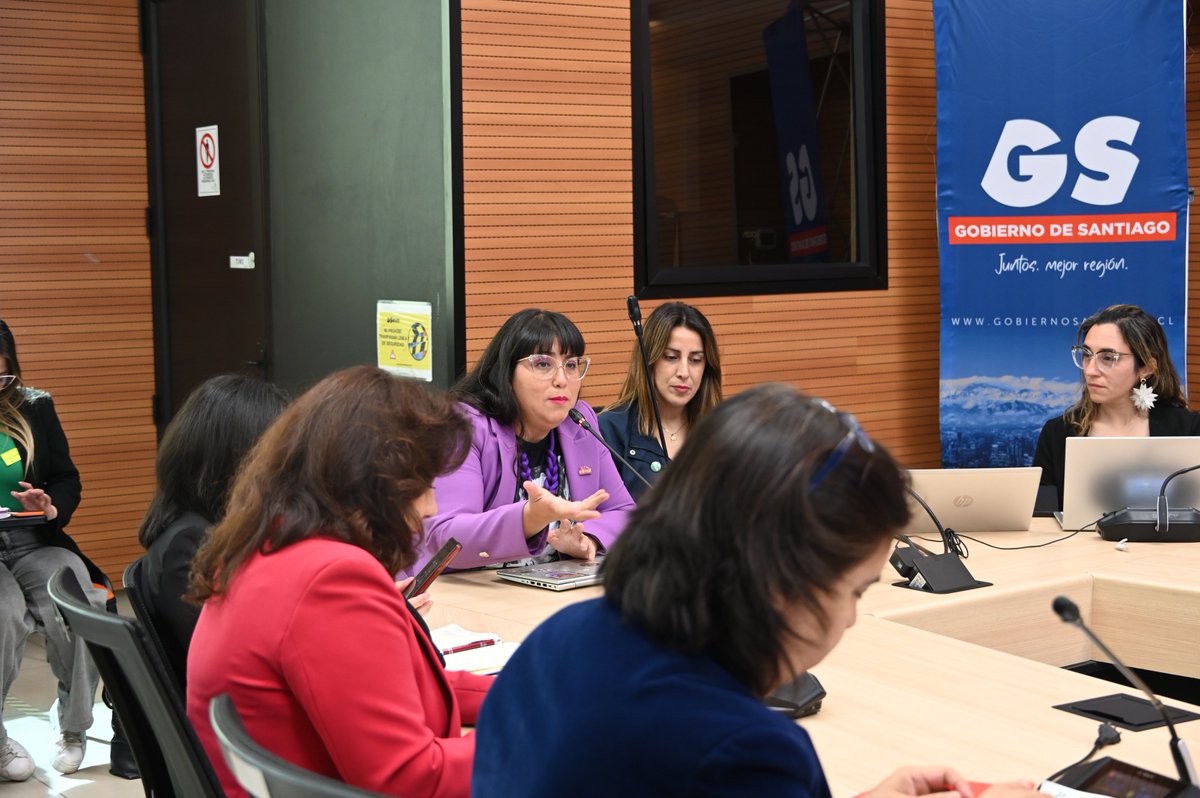 Las Cores <a href="/danaepradoc/">Danae Prado CORE 🌳</a>  <a href="/EdithAedo183878/">Edith Aedo</a> y Gabriela Gallardo participaron en una sesión de trabajo de la "Red Regional de Mujer y Género del Gobierno de Santiago" con representantes de las 52 comunas de la RM