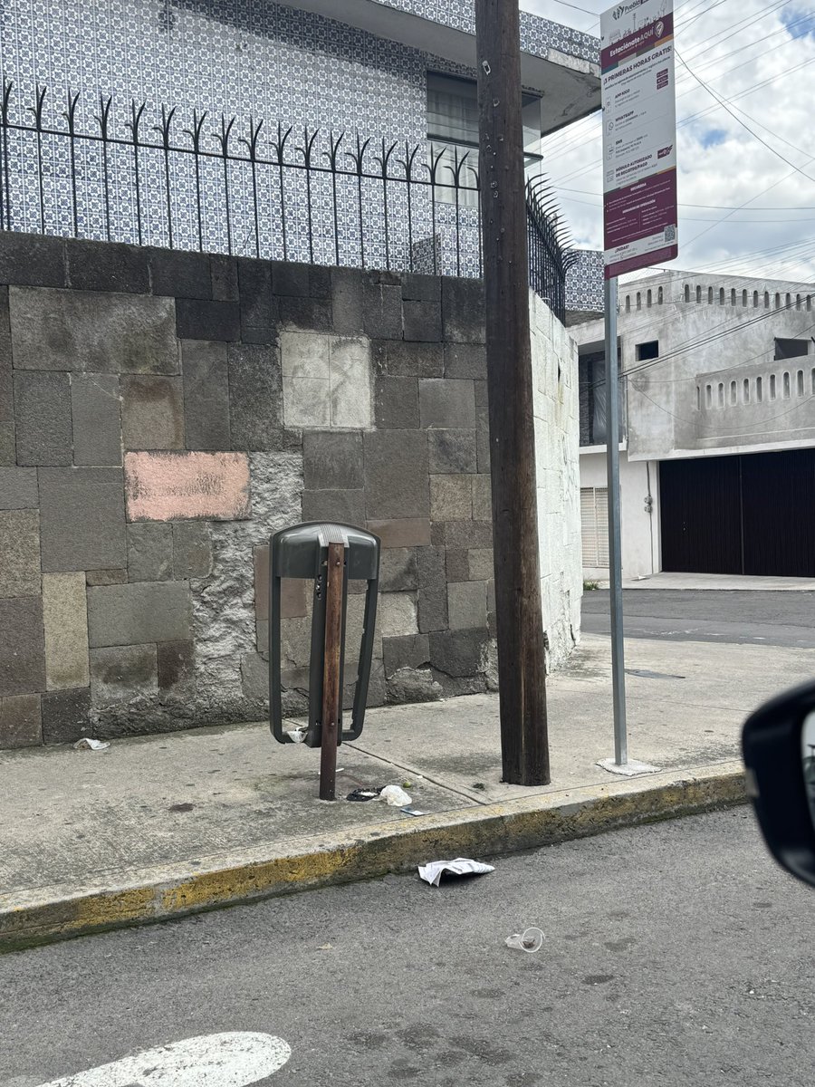Falta un bote de basura o papelero, como le quieran decir. 25 Sue y 17 Ponente 

<a href="/LimpiaPue/">Organismo Operador del Servicio de Limpia</a> 

Pónganse a trabajar.