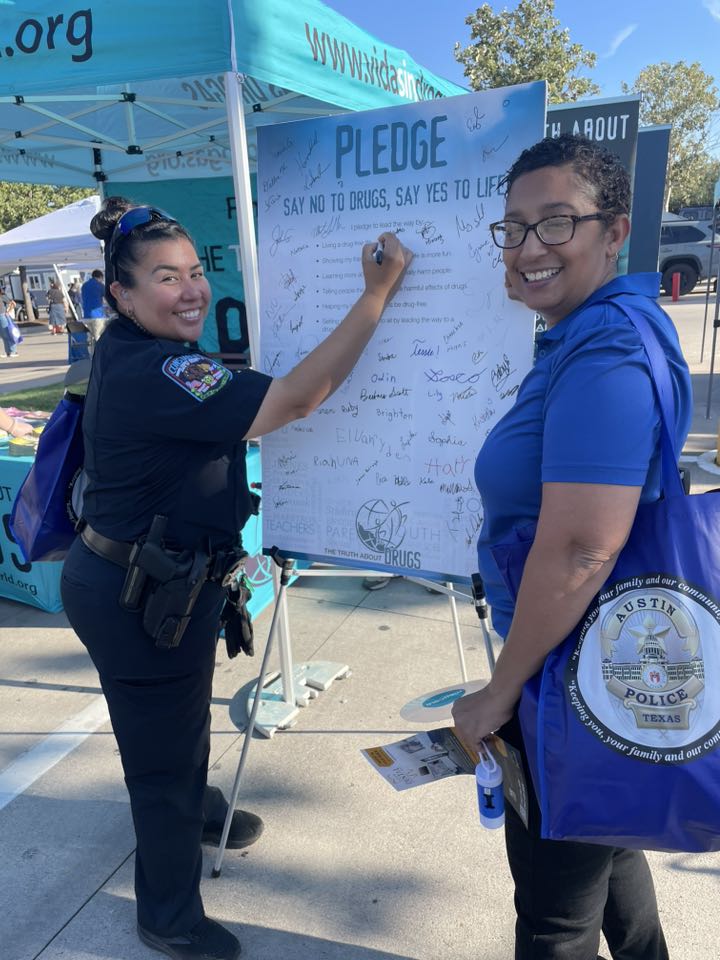 drugfreeworld's tweet image. Big thanks to the National Night Out Kick-Off Party for an amazing community event in Austin! 🌟 Hundreds of Truth About Drugs materials were shared, spreading prevention where it matters most. 💙🙌 #DrugFreeWorld #TruthAboutDrugs #CommunityStrong #PreventionWorks