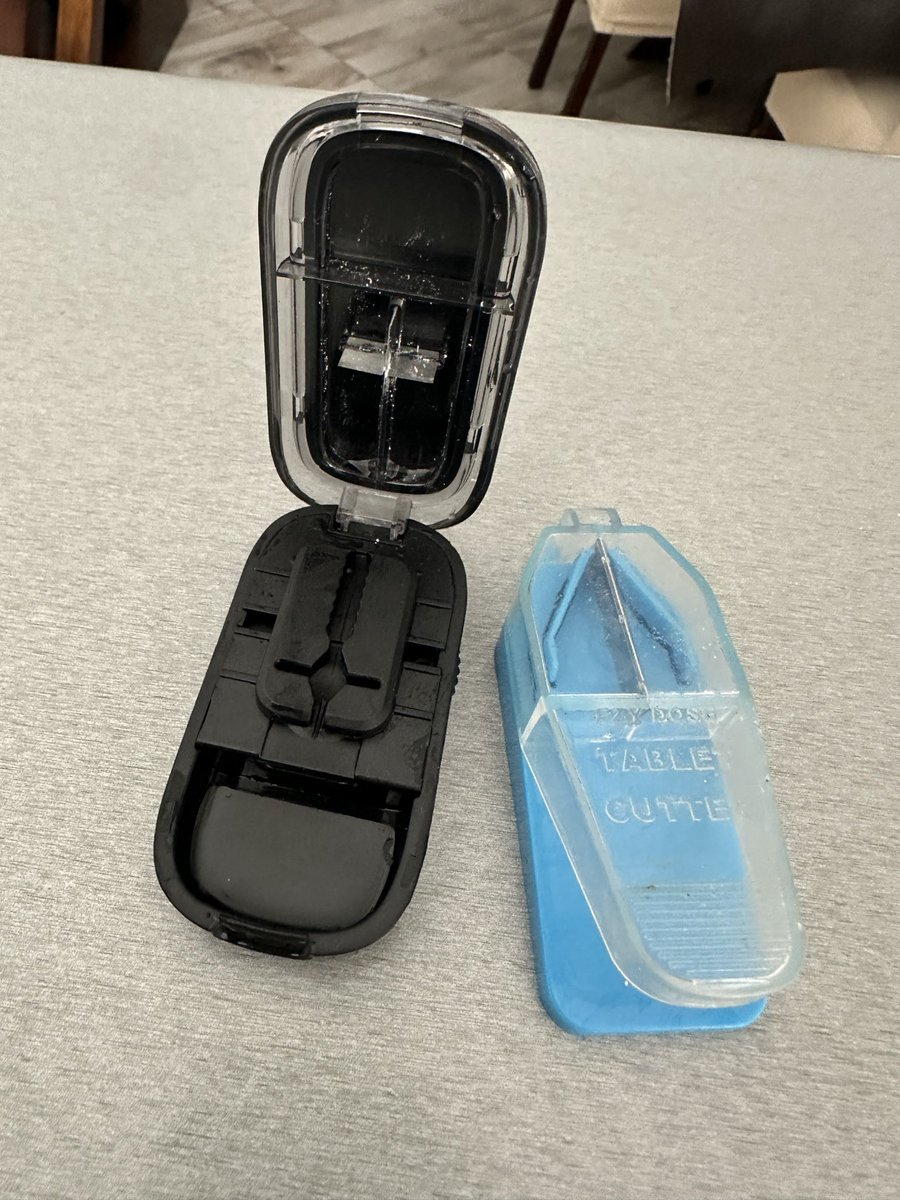 Naoko_Blader's tweet image. Ser oficialmente señor es emocionarte porque te llegó un nuevo pastillero súper mono que te corta en cuartos los antidepresivos y ansioliticos, y también emocionarte porque te llegó el #mariogalaxy2