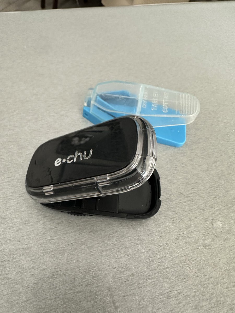 Naoko_Blader's tweet image. Ser oficialmente señor es emocionarte porque te llegó un nuevo pastillero súper mono que te corta en cuartos los antidepresivos y ansioliticos, y también emocionarte porque te llegó el #mariogalaxy2