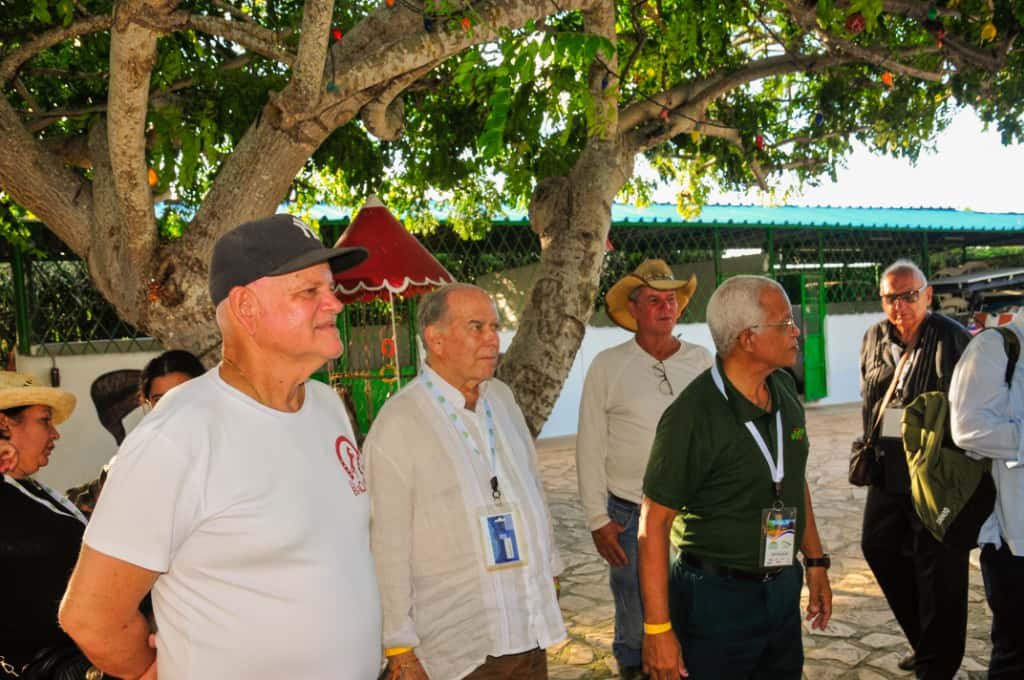 🎉¡No te pierdas la experiencia! ✨Los participantes del #XEncuentro disfrutando de una experiencia inolvidable en las Fincas Vista Hermosa y El Bacura, cerca de La Habana. 🌸Sumérgete en el ecoturismo, agroturismo y la belleza natural de Cuba. ⭐

  #Cuba #CubaUnica #CubaTravel