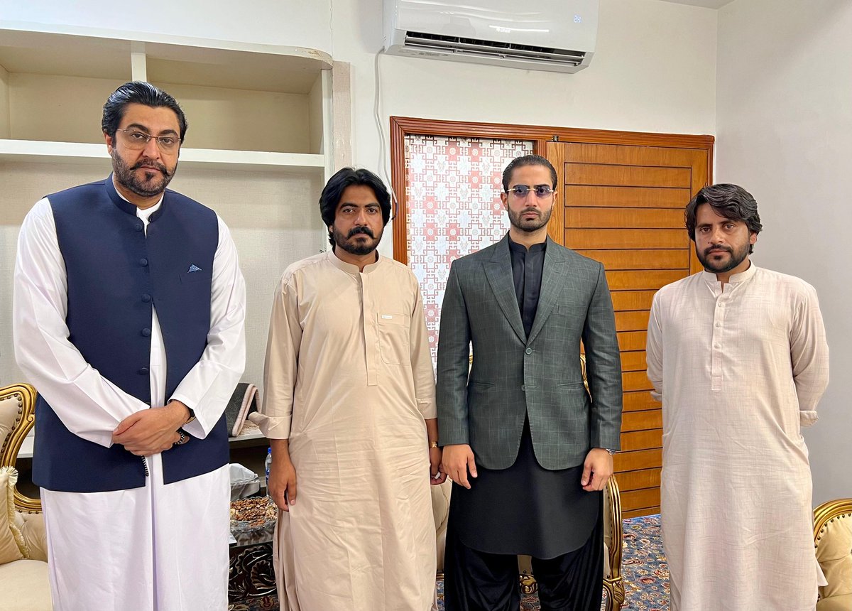 EBaloch52834's tweet photo. Meet Advisor to #LocalGovt #Balochistan @NawabzadaAmeerHamza #Zehri at #Jhalawan House #Quetta.
Key issues of local councils #Washuk were discussed.
District Council Chairman #Khuzdar Haji Salahuddin Zehri & Abid Ghafoor Reki and others also attended. #PPP #Balochistan https://t.co/bT3srPchoK