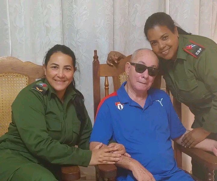 YudelkisOrtizB's tweet photo. ❤️¡Para quien merece amor!

Aprovechamos su paso por su #ProvinciaGranma para abrazarlo y trasladarle las innumerables muestras de cariño y buenos deseos que nos piden para él.

Lázaro Expósito Canto el maestro de tantos y el revolucionario cabal es también orgullo de Granma https://t.co/weJmxe0Qoy