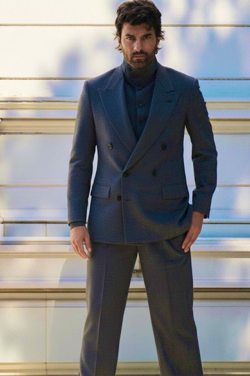No se puede negar que Engin tiene percha para lucir un traje de un color tan sobrio y serio y hacerlo parecer una maravilla 😊
#EnginAkyürek