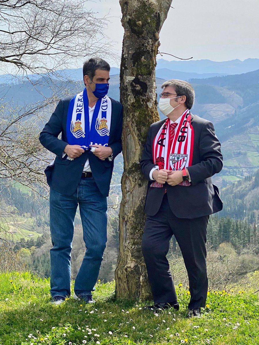🅱️ Eneko, laguna:

🔵⚪️Eneko Alkate: Zorionak, has sido un gran alcalde y Donostia está mejor que hace 10 años.

✅ Eneko Bidelagun, hemos reído, cantado y trabajado mucho juntos. Te deseo lo mejor en tu nueva etapa.

⚽️.- Eso si, tu de la Real y yo del Athletic. 😂