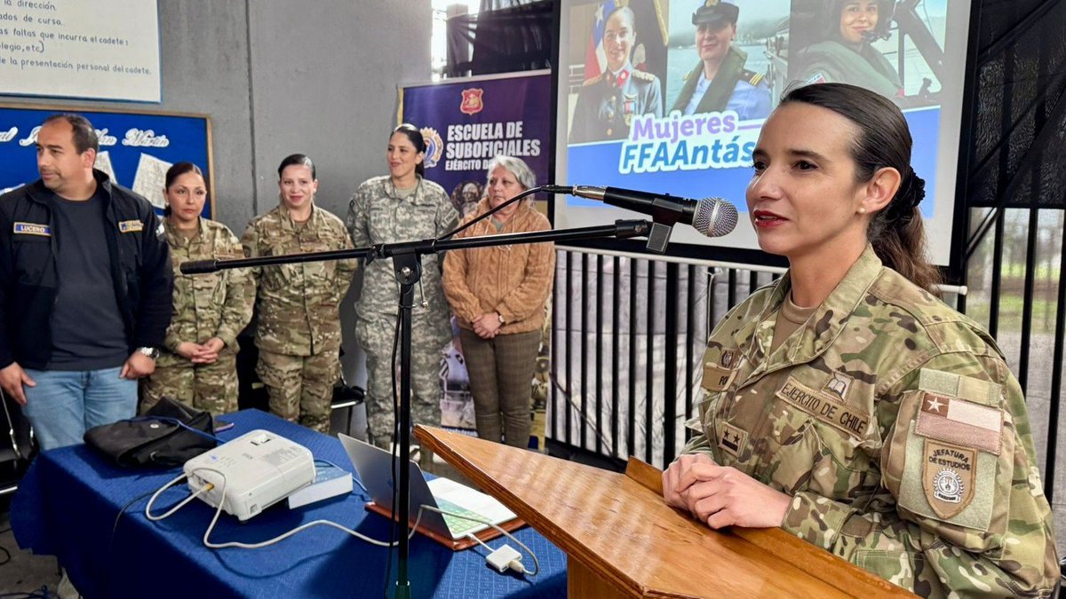 𝐏𝐞𝐫𝐬𝐨𝐧𝐚𝐥 𝐟𝐞𝐦𝐞𝐧𝐢𝐧𝐨 𝐝𝐞𝐥 𝐄𝐣𝐞́𝐫𝐜𝐢𝐭𝐨 𝐢𝐧𝐬𝐩𝐢𝐫𝐚 𝐚 𝐞𝐬𝐭𝐮𝐝𝐢𝐚𝐧𝐭𝐞𝐬 𝐚 𝐝𝐞𝐬𝐜𝐮𝐛𝐫𝐢𝐫 𝐥𝐚 𝐯𝐨𝐜𝐚𝐜𝐢𝐨́𝐧 𝐦𝐢𝐥𝐢𝐭𝐚𝐫.
Conoce más sobre esta instancia en que Oficiales y suboficiales del Ejército recorrieron distintos centros educativos