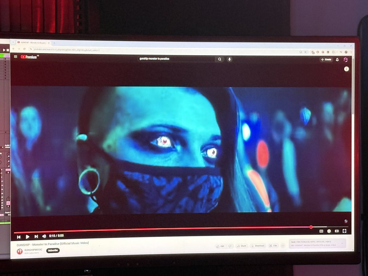 Playing some <a href="/GUNSHIPMUSIC/">GUNSHIP</a> on stream and suddenly in one of their music videos I spot a rogue <a href="/Kiwion/">Kiwo</a>!!!!

Either that or an incredible doppelgänger!!