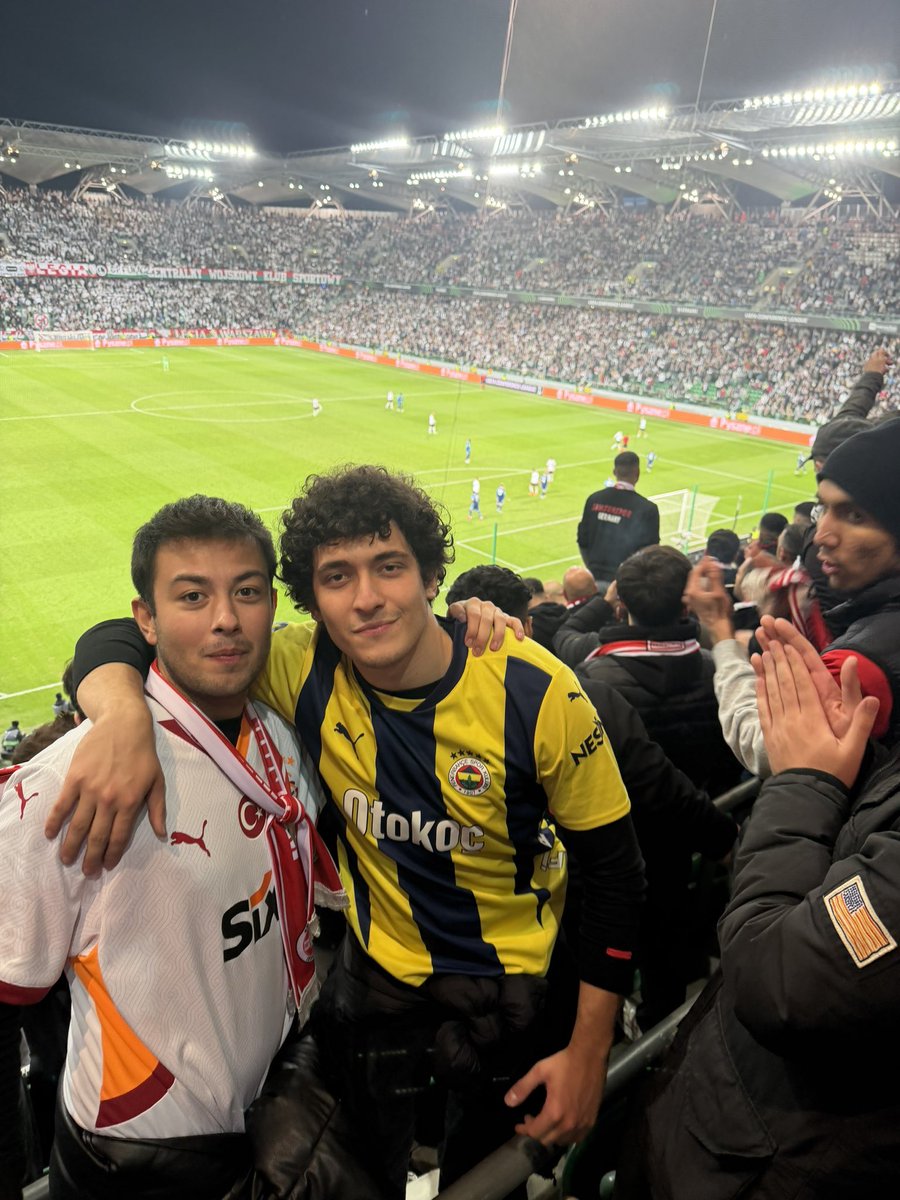 samsunspormarkt's tweet photo. Galatasaray ve Fenerbahçe’li iki taraftar omuz omuza Samsunspor’u destekliyor.

#Samsunspor https://t.co/1yfA34oCLH