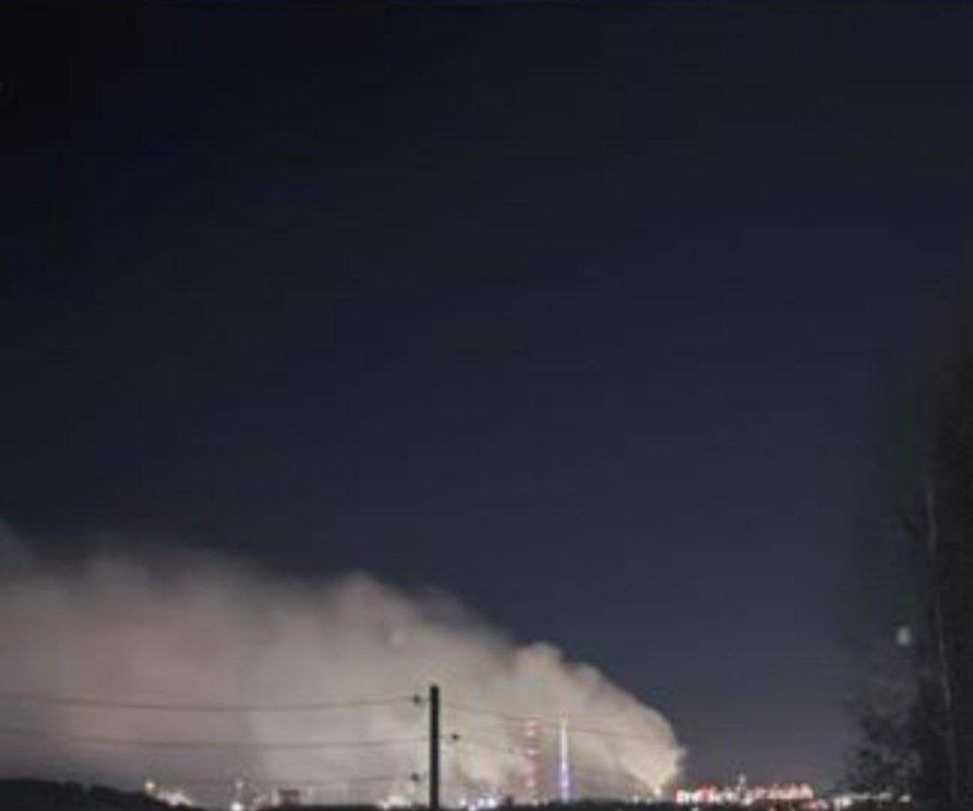 iluminnatii's tweet image. 🚨🇷🇺 EXPLOSIÓN EN PLANTA AZOT, PERM

Una fuerte explosión sacudió la planta química Azot en Perm, Rusia.
Medios locales hablan de fallo técnico en la unidad de refrigeración, mientras otros reportan posible ataque con drones.

#Rusia #Azot #Explosión