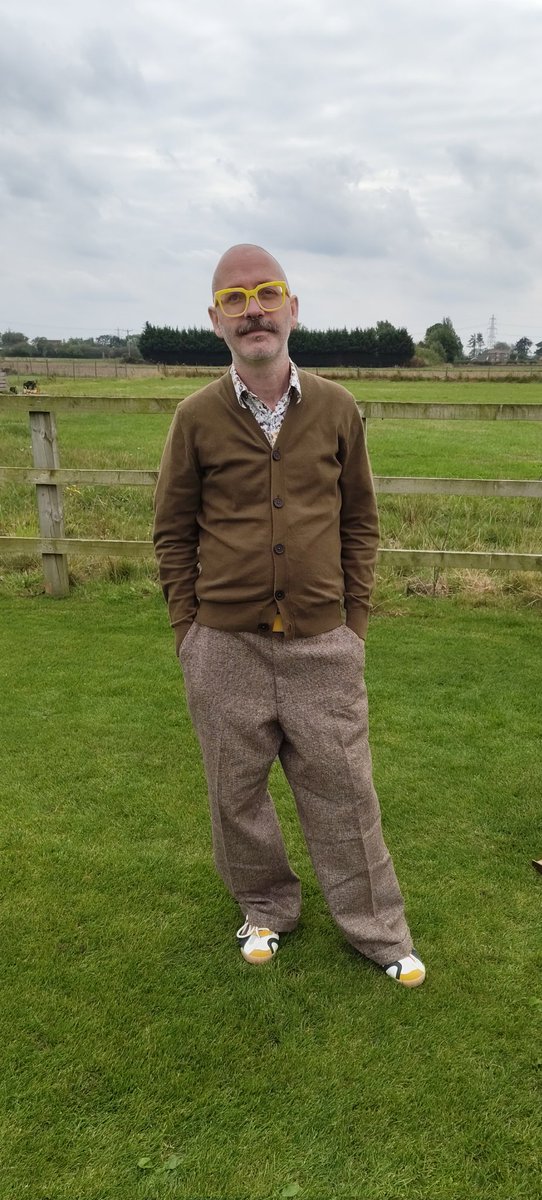 evilnoob's tweet image. I'm such a knob. 

I'm in the office tomorrow, and one day a week I always dress UP. 

So I've come home tonight, ironed a shirt and my trousers, trimmed my beard and got everything ready for tomorrow... 

I'll be even using a different coat to match my outfit #knob