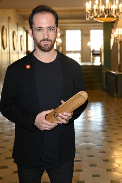 "Herr Böhnermamm! Lassen Sie mich auf dieser Veranstaltung spielen und Sie erhalten gratis diesen Holzbaguettedildo!"