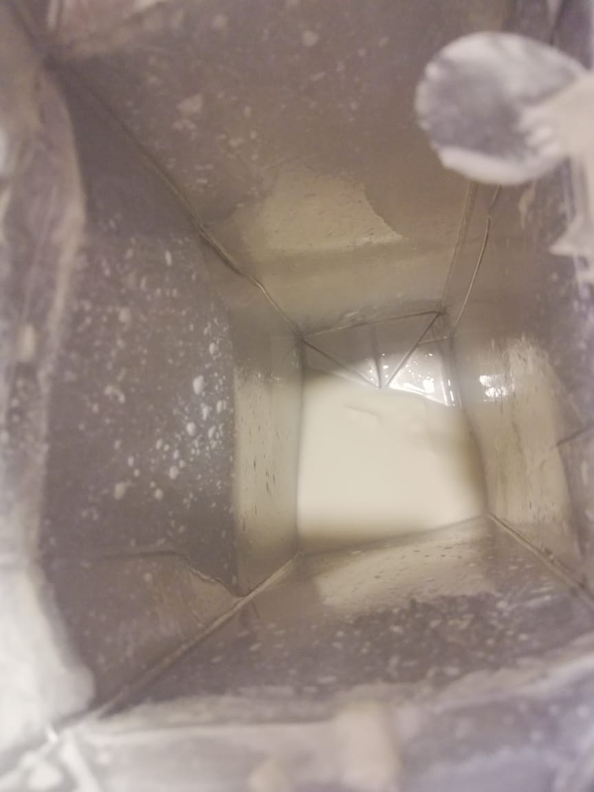 CARLOSHERZ's tweet photo. @alpuraoficial  compre esta leche antier y viene cuajada al fondo,la caducidad es hasta el 21 de noviembre 2025 ,me tome más de la mitad!🤮 https://t.co/hM49OI0Hal