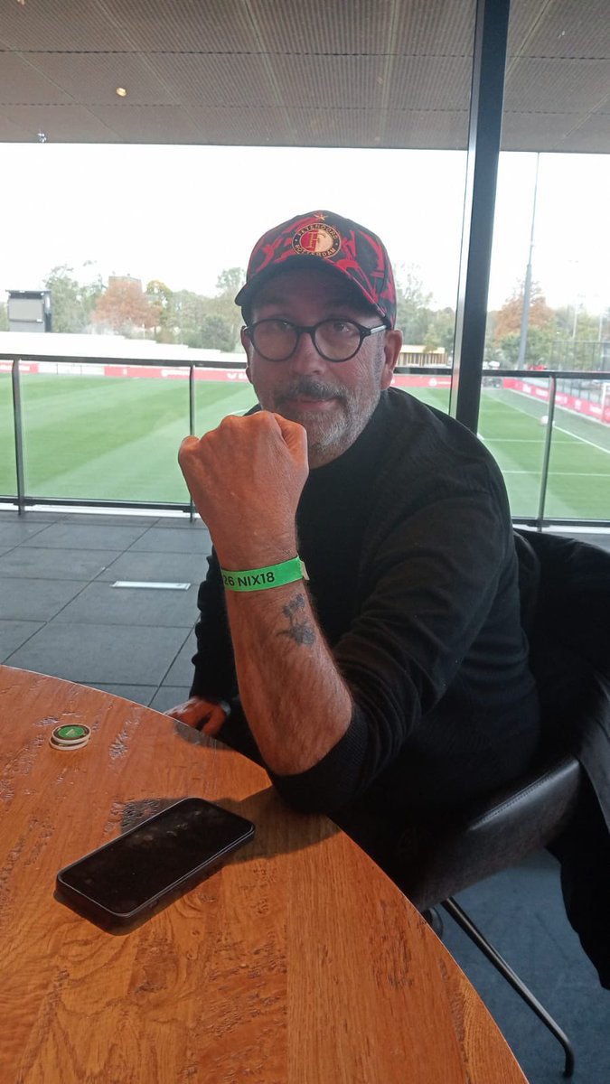 Het nieuwe alcohol handhavingsbeleid op Varkenoord! Je krijgt een SCF bandje dat je 18 bent…..😝😝🤷🏻‍♂️

Ps, dit is geen grap……