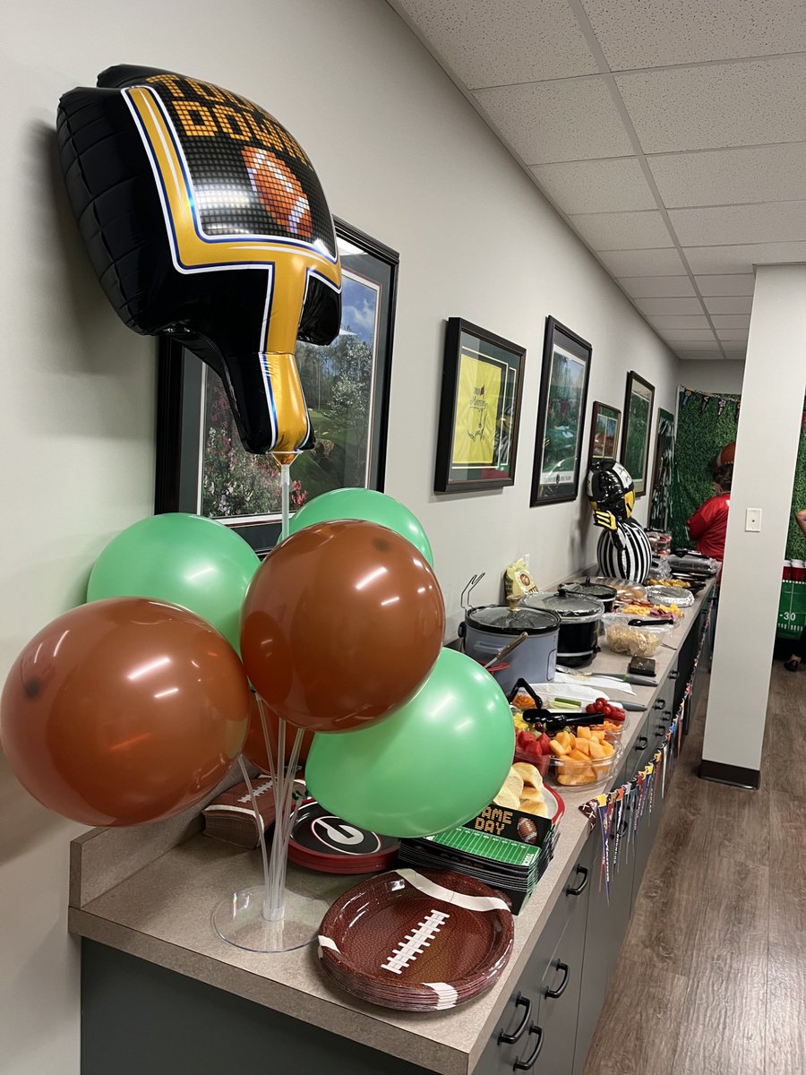 SizemoreInc's tweet image. Sizemore recently celebrated the start of football season, along with our HR Associates, with a tailgate-style luncheon at the company headquarters! #Sizemore #PuttingYouFirst #YourPeople #YourWork #AugustaProud #Since1955 #NewLookSameCommitment #Security #Janitorial #Staffing