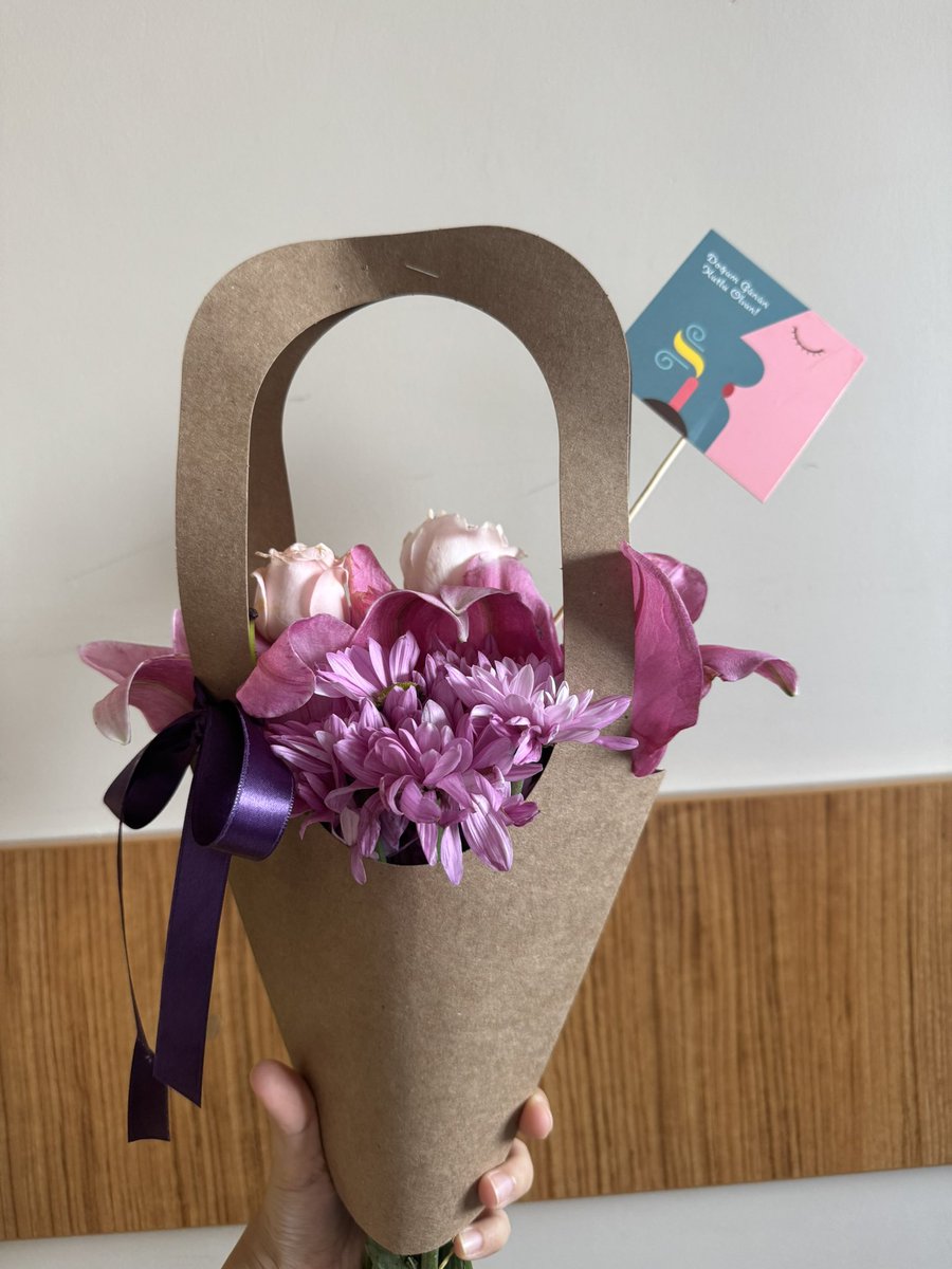 Ekim çiçekleri alındı mı bilemem ama doğum günü çiçeği alındı 🌸🌸🌸🩷🩷🩷