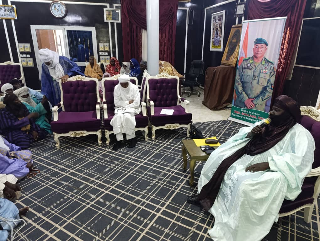 L'initiative "Sultanats/Cantons amis des enfants" progresse à Agadez.
Sous l'impulsion du Sultan de l'Aïr, une séance de sensibilisation a réuni les chefs de quartiers et religieux. Au cœur des discussions : la promotion des droits de l'enfant. Merci à BMZ_Bund pour son soutien.