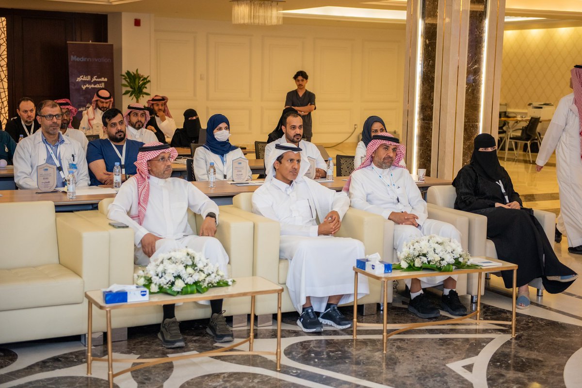 ksumedicalcity's tweet photo. اُختُتِم “معسكر التفكير التصميمي (MedInnovate)” الذي نظّمته #المدينة_الطبية_الجامعية بـ #جامعة_الملك_سعود ممثلةً بالإدارة التنفيذية لتقنية المعلومات والتحول الرقمي بحضور المدير العام التنفيذي أ.د. أحمد الهرسي والرئيس التنفيذي لشركة التحول المبتكر واستديو آفاق للتقنية التابع لها الدكتور/ أحمد الثنيان الشريك المنفذ للفعالية، حيث جرى تكريم المشاركين من الباحثين والممارسين الصحيين والمختصين بالتقنية تقديراً لمساهماتهم في المساهمة في تبنّي ثقافة الابتكار وتطوير الخدمات الصحية وتعزيز تجربة المريض والطبيب عبر حلول مبتكرة بالذكاء الاصطناعي.
