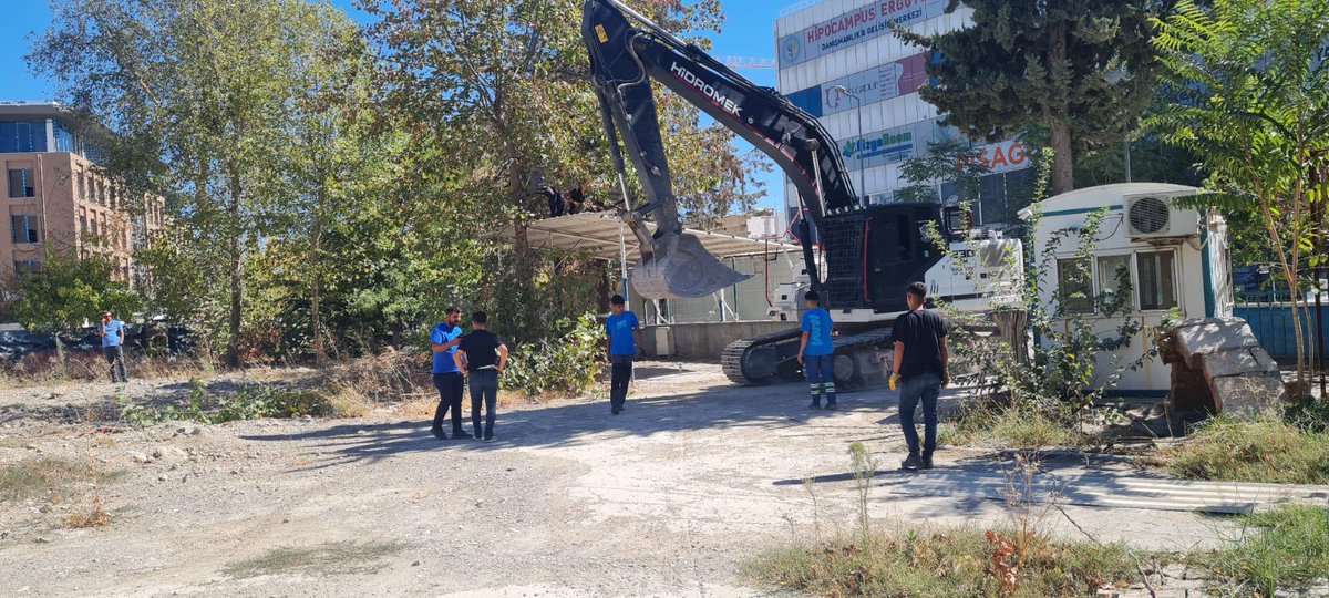 Depremin yaralarını sarmak ve şehrimizi yeniden ayağa kaldırmak için var gücümüzle çalışıyoruz. 

Bu kapsamda; hemşehrilerimizin ihtiyaçlarına daha güçlü bir şekilde cevap verecek, modern imkânlarla donatılmış SGK İl Hizmet Binasının temel kazı çalışmalarına bugün itibarıyla