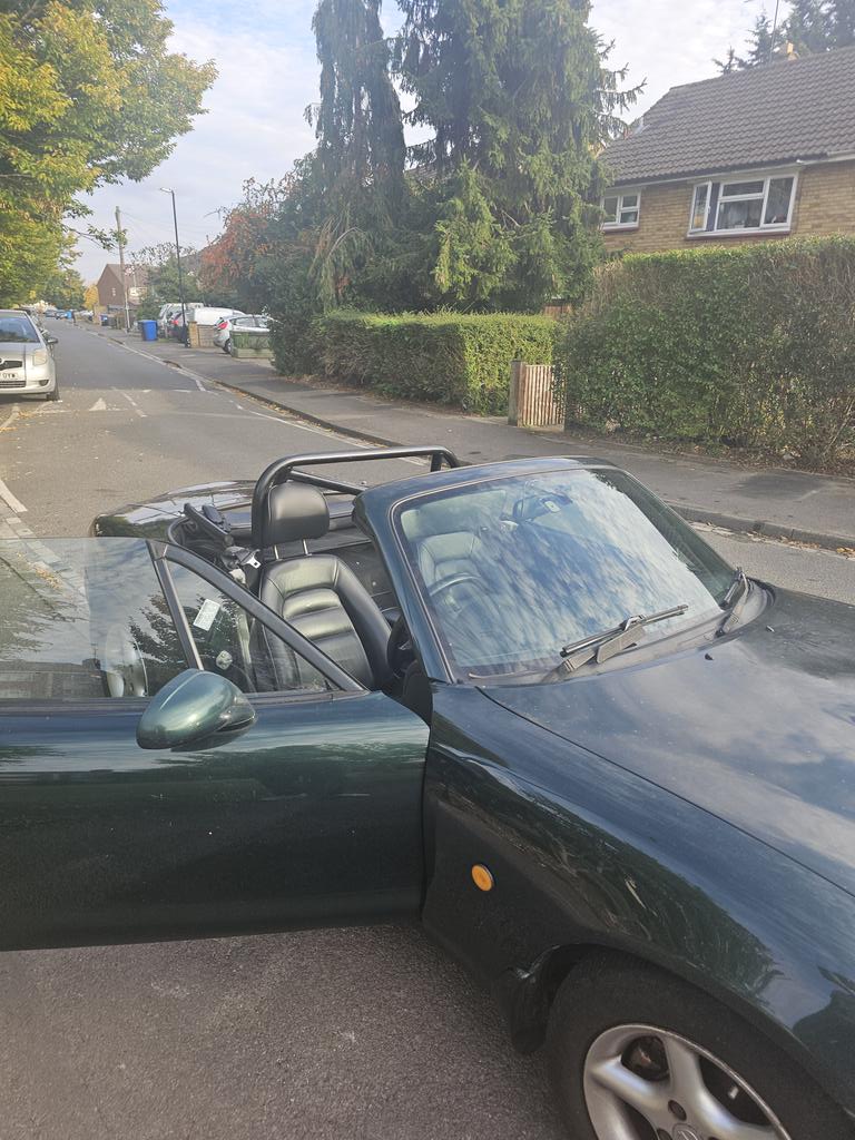 flaviustruta's tweet photo. @CSGORoll Doppler phase 3. Since the handles are similar to my cars green, and im trying to go for a green vibe either way with everything. Btw its an mx-5 https://t.co/UBjeKUMmWx