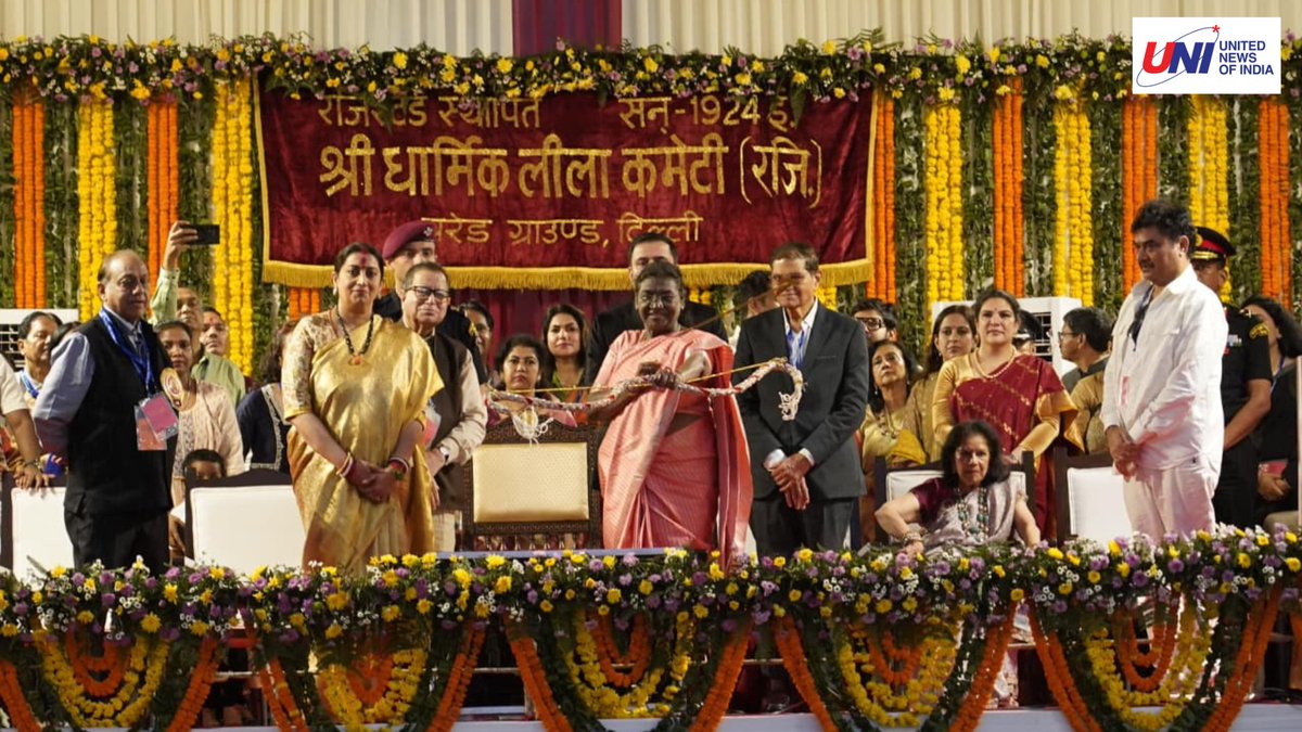 uniindianews's tweet image. #InPhotos | President Droupadi Murmu ceremonially ignites the effigy of the demon king Ravana with a symbolic bow and arrow during Dussehra celebrations at the Red Fort grounds in Delhi.  

(📸 : Ritik Sharma /UNI )

@rashtrapatibhvn | #DroupadiMurmu | #Dussehra | #Delhi |…