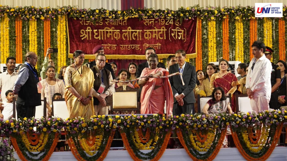 uniindianews's tweet image. #InPhotos | President Droupadi Murmu ceremonially ignites the effigy of the demon king Ravana with a symbolic bow and arrow during Dussehra celebrations at the Red Fort grounds in Delhi.  

(📸 : Ritik Sharma /UNI )

@rashtrapatibhvn | #DroupadiMurmu | #Dussehra | #Delhi |…