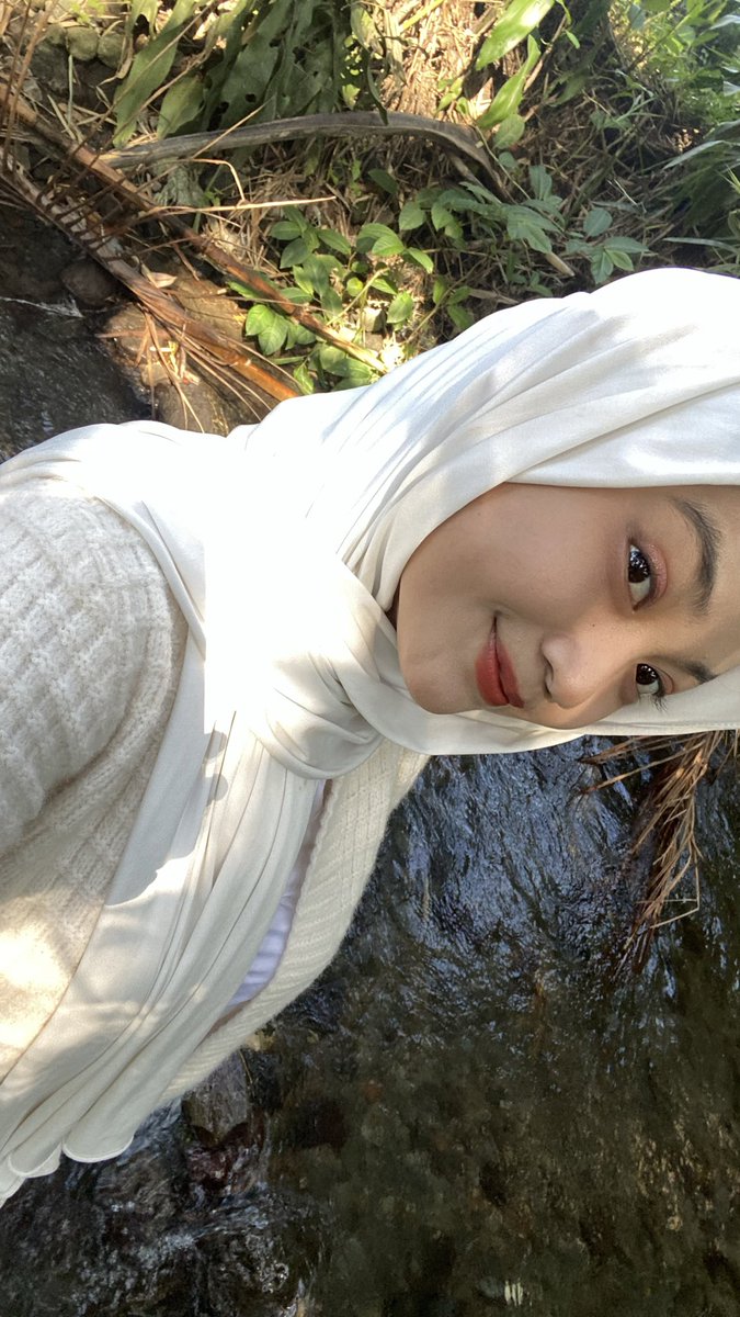 micasutt's tweet photo. the face                                                         the books https://t.co/93B1SVUSng