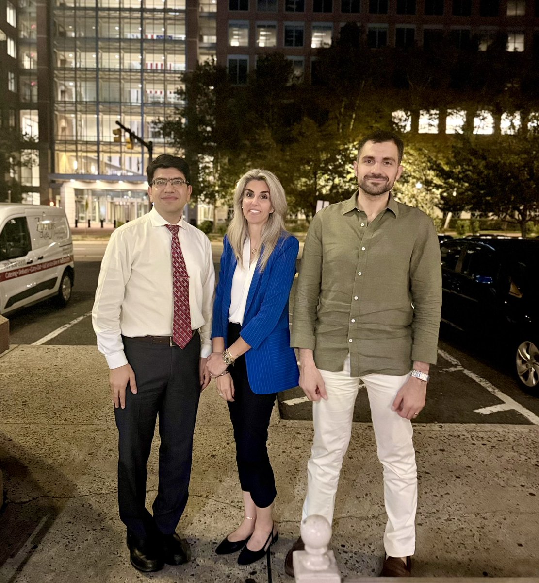 التقى الدكتور طارق كتيلة، رئيس مجلس إدارة التحالف السوري الأميركي للسلام والازدهار، والسيدة علياء نطفجي، المديرة التنفيذية للتحالف، مع السيد قتيبة إدلبـي، مدير مكتب أميركا في وزارة الخارجية والمغتربين، وذلك في العاصمة واشنطن. وقد جرى خلال اللقاء بحث تطورات ملف رفع العقوبات عن