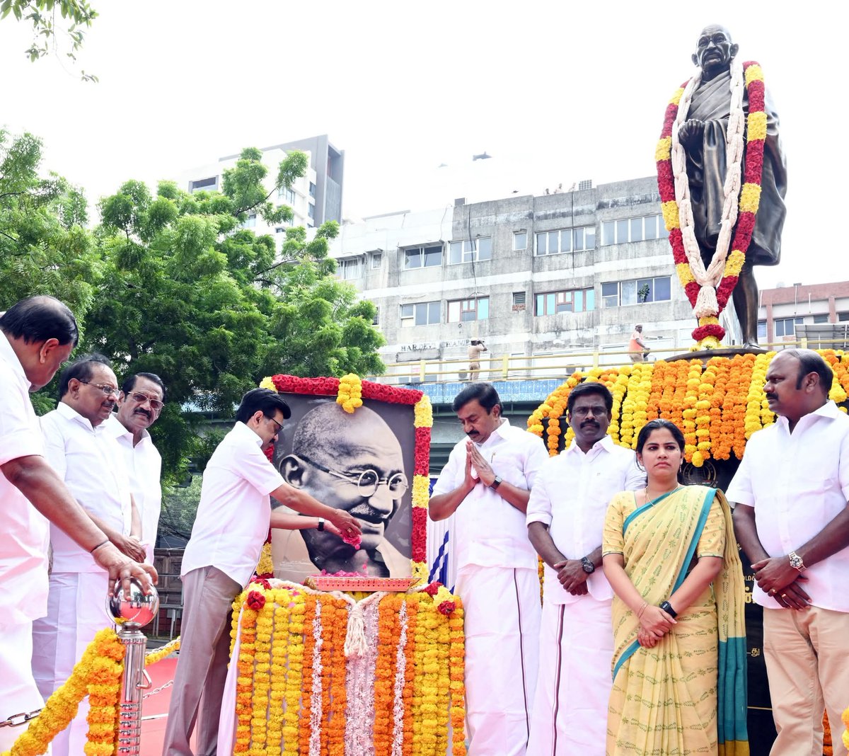 cmprakashsathya's tweet image. உத்தமர் காந்தியடிகள் அவர்களின் 157-வது பிறந்தநாளையொட்டி  சென்னை, எழும்பூர், அரசு அருங்காட்சியக வளாகத்தில் அமைந்துள்ள உத்தமர் காந்தியடிகளின் திருவுருவச் சிலைக்கு அருகே வைக்கப்பட்டுள்ள திருவுருவப் படத்திற்கு மாண்புமிகு முதலமைச்சர் M. K. Stalin அவர்கள் மலர்தூவி மரியாதை செலுத்தினார்.
