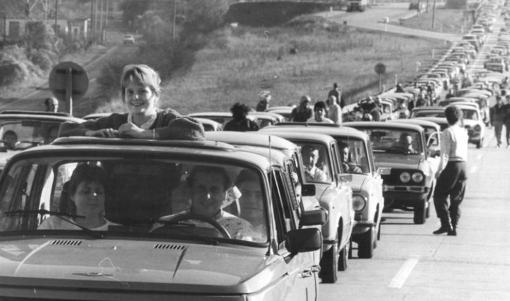 Thema heute: 35. Jahrestag der Deutschen Einheit und meine Gedanken hierzu

Gleich vorweg: Für mich ist die Wiedervereinigung in großen Teilen gescheitert!

Und das hat natürlich viele Gründe. Zum einen liegt es an der Presse, die gleich 89/90 in die Vollen ging und den doofen