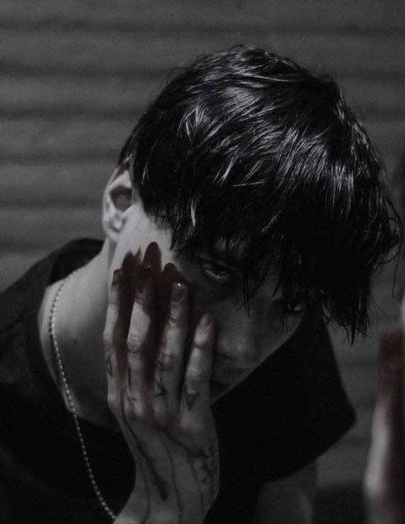 m_literaturaa's tweet image. Aiden był inny,
lecz nie zmienił
się po roku od jej śmierci
Nie stało się także 
to w dwa lata...
Nie pamiętałem,
Kiedy ten 
moment nadszedł

Od tamtego 
dnia wszyscy się go bali,
nawet ja i Zane

#theremainsofhellish #troh #twitteroweksiążkary @helliautorka