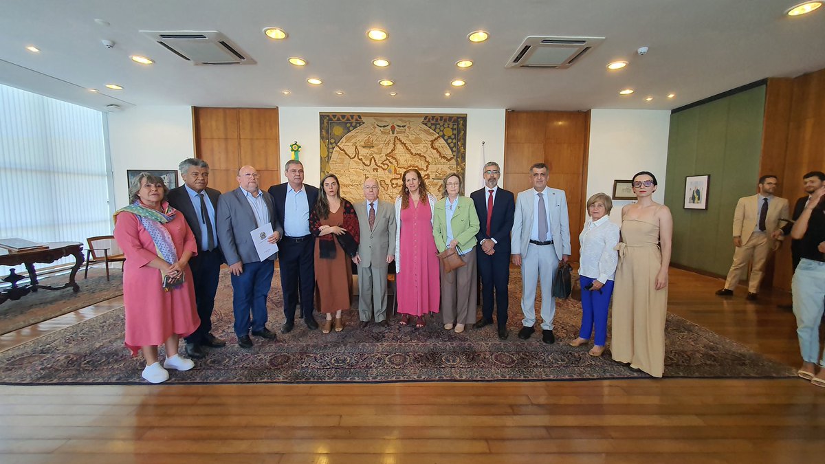 Estamos agora no Itamaraty reunidos com o ministro Mauro Vieira para falar sobre a  Global Sumud Flotilla  e garantir que os brasileiros que integram a missão humanitária e estão sequestrados por Israel retornem em segurança ao Brasil!