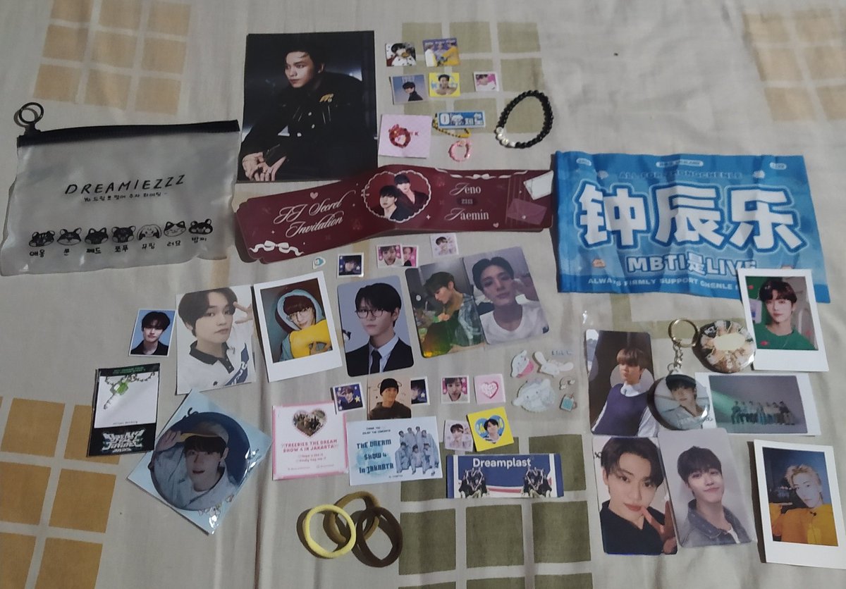 freebies tds kemarinn, banyakk bangett walaupun aku gaa berburu freebies karena panas banget tapii kaka kaka pada baik banget. 

terimakasih <a href="/cecelbatman/">cecell 🕸️🕷️</a> , <a href="/2313TEAM/">Nomin</a> yang lainnya maaf banget ga ke tag karena aku ini gatau dari siapa aja, pokoknya terimakasih yaa 🫶🏻🫶🏻🫶🏻