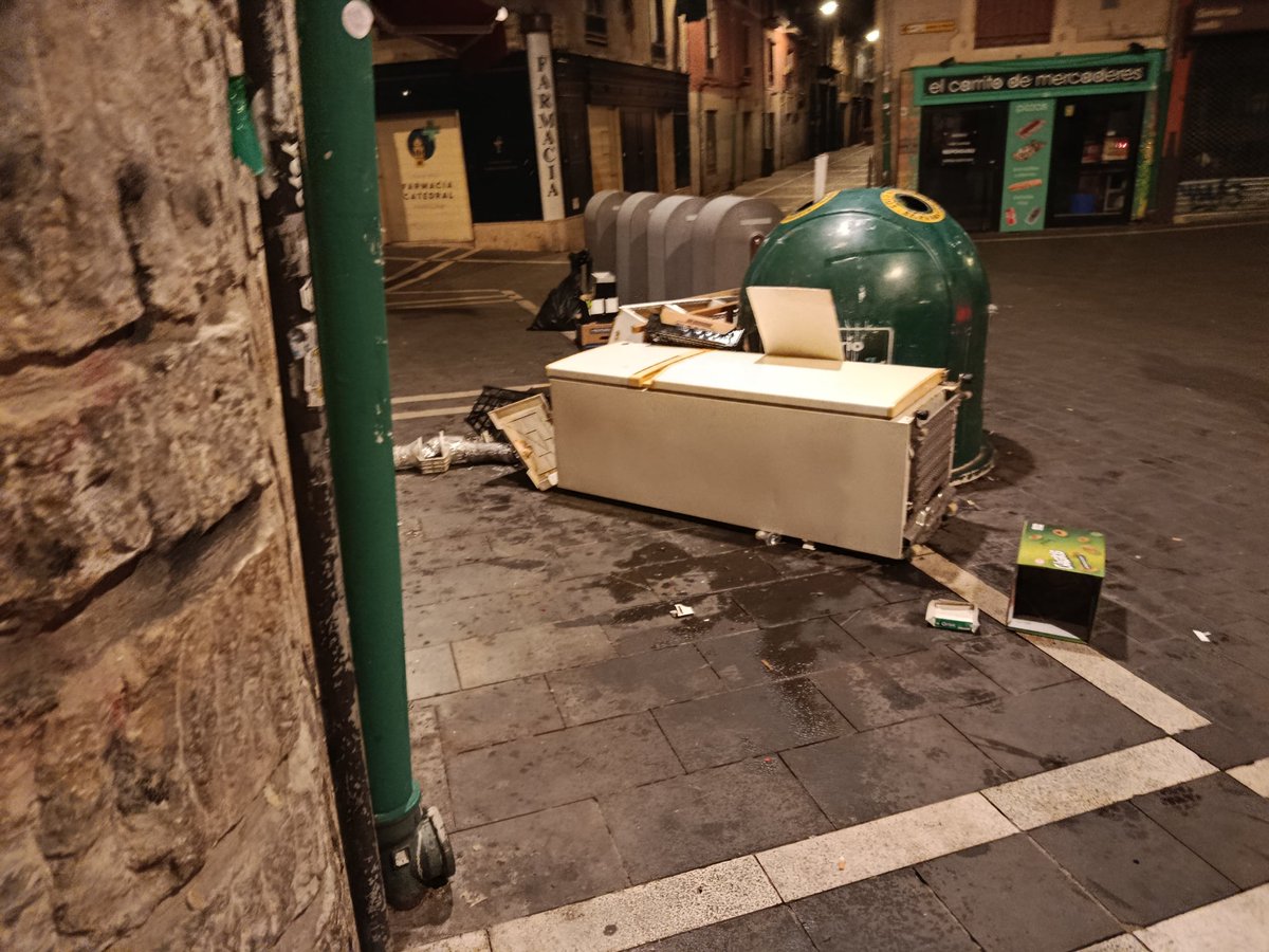 diegolasRL's tweet image. Asi da gusto tirar la basura en nuestro barrio......